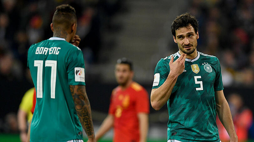 Abwehrduo des FC Bayern im deutschen Nationaltrikot: Jérôme Boateng und Mats Hummels.