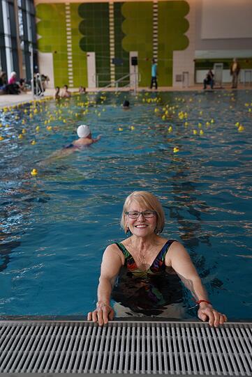 Diese Frau hat sich augenscheinlich über die Wieder-Eröffnung des Hallenbads im Viertel gefreut. Andere vermissen an dem neuen Bad eine Sauna.
