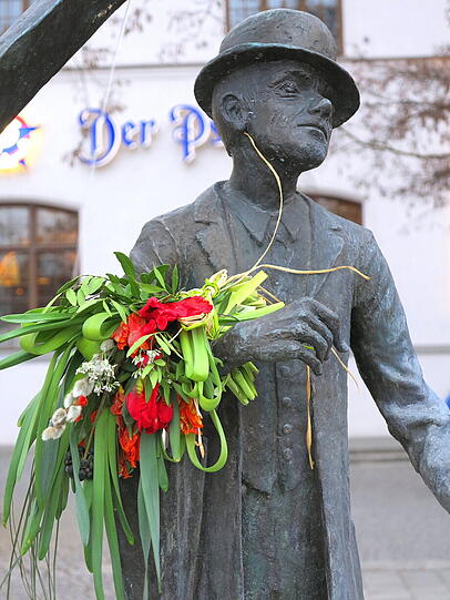 Jemand hat Karl Valentin Blumen geschenkt...