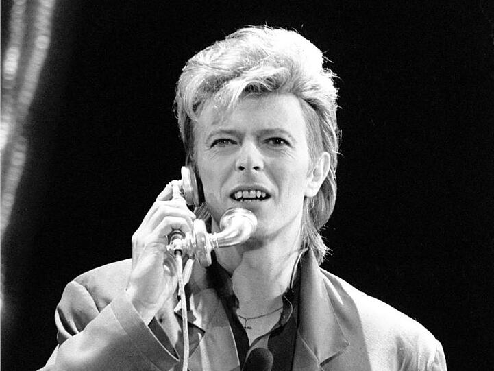 David Bowies Auftritt verursachte Proteste hinter dem Brandenburger Tor.