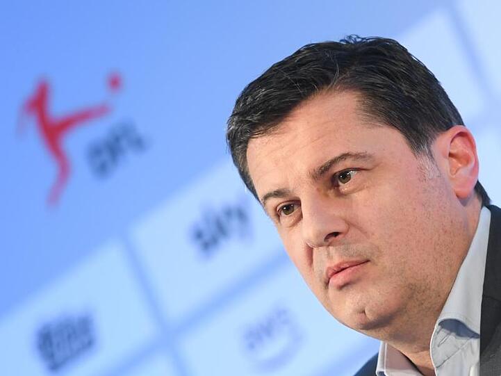 Christian Seifert spricht auf einer Pressekonferenz. Foto: Arne Dedert/dpa Pool/dpa/Archivbild
