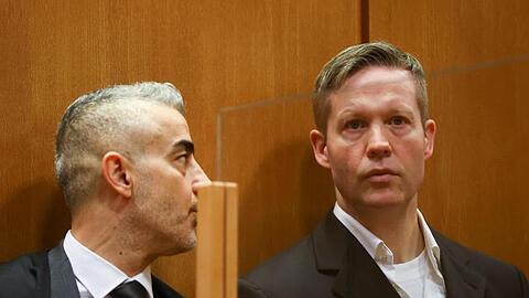 Der Hauptangeklagte im Prozess um den Mord am Kasseler Regierungspräsidenten Lübcke, Stephan Ernst (r), sitzt im Gerichtssaal neben seinem Anwalt Mustafa Kaplan.