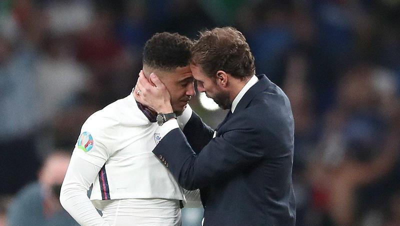England-Coach Gareth Southgate spendet Trost für Jadon Sancho nach dessen verschossenen Elfmeter.