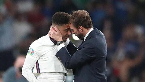 England-Coach Gareth Southgate spendet Trost für Jadon Sancho nach dessen verschossenen Elfmeter.