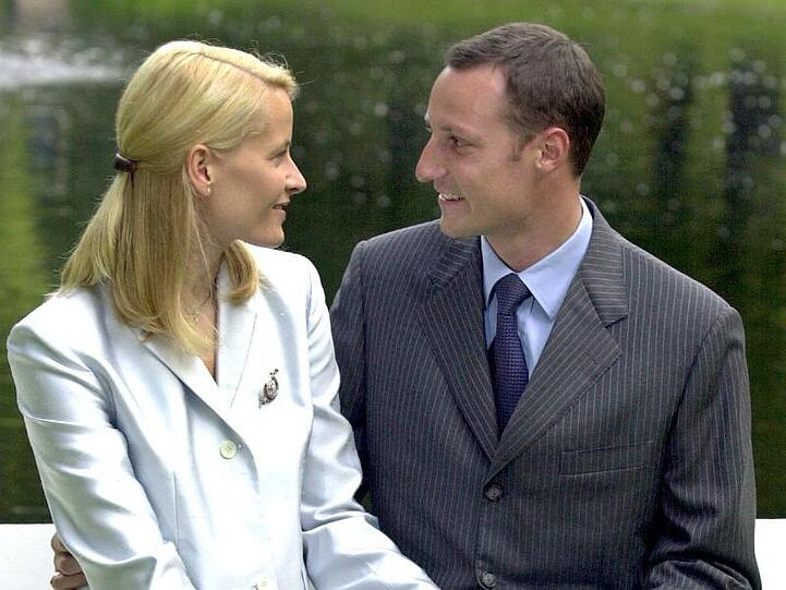 Als Kronprinz Haakon im Jahr 2001 seine damalige Verlobte Mette-Marit Tjessem-Höiby drei Tage vor ihrer Hochzeit im Park des Königspalastes traf, stellte sich diese Frage so noch nicht.