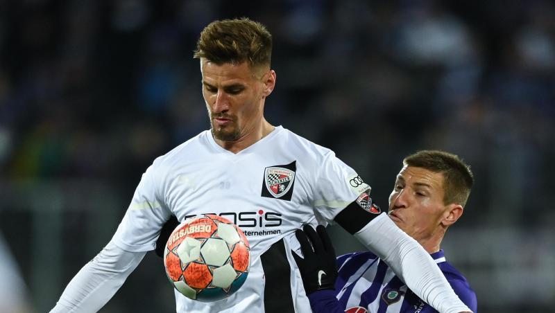 Aues Gaetan Bussmann (r) und Ingolstadts Stefan Kutschke kämpfen um den Ball.