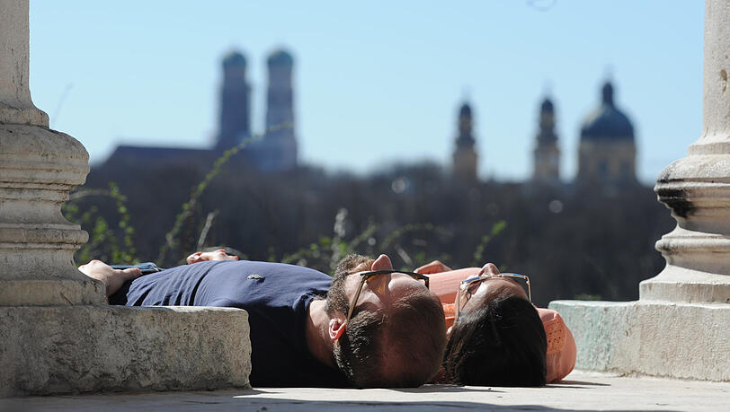 Am Fuß der ionischen Säulen des Monopteros im Englischen Garten lässt es sich besonders gut aushalten. In diesem Artikel finden Sie noch viele weitere Plätze für Sonnenanbeter.