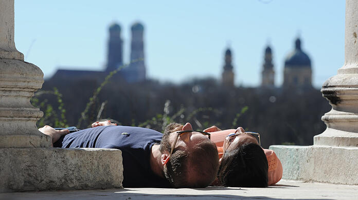 Am Fuß der ionischen Säulen des Monopteros im Englischen Garten lässt es sich besonders gut aushalten. In diesem Artikel finden Sie noch viele weitere Plätze für Sonnenanbeter.