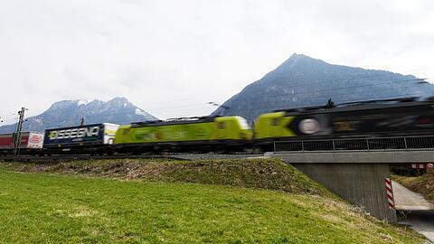 Auch an Bahntrassen herrscht oft ein hoher Lärmpegel. (Illustration)