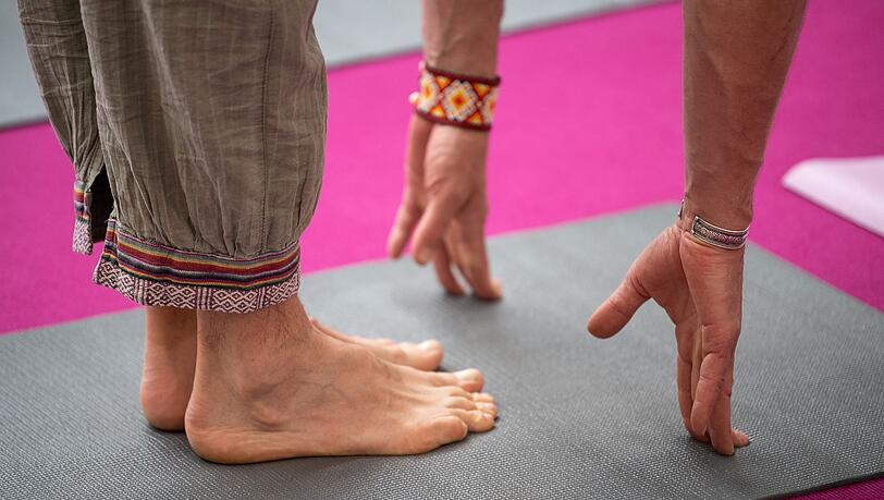 Statt auf dem Boden macht der Mann seine &Uuml;bung in schwindelerregender H&ouml;he. (Symbolbild)