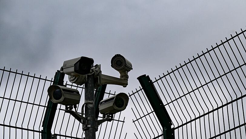 An zwei Standorten in Bayern werden künftig die sogenannten Außengrenzverfahren für Einreisen in die EU stattfinden. (Symbolbild) An zwei Standorten in Bayern werden künftig die sogenannten Außengrenzverfahren für Einreisen in die EU stattfinden. (Symbolbild)