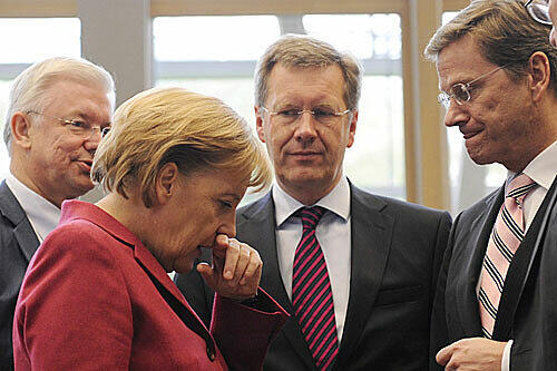 Verschnupfte Stimmung am Wochenende in Berlin: Kanzlerin Angela Merkel und die Ihren ( Roland Koch, l. und Christian Wulff M.) beim verkrampften Treffen mit FDP-Chef Guido Westerwelle (r.).