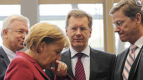 Verschnupfte Stimmung am Wochenende in Berlin: Kanzlerin Angela Merkel und die Ihren ( Roland Koch, l. und Christian Wulff M.) beim verkrampften Treffen mit FDP-Chef Guido Westerwelle (r.).