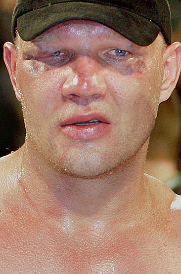 Seine größte Niederlage war vermutlich sein Comeback-Versuch 2006, sieben Jahre nach seinem letzten Boxkampf. Axel Schulz musste mächtig gegen Brian Minto einstecken und verlor nach der sechsten Runde durch technischen KO.