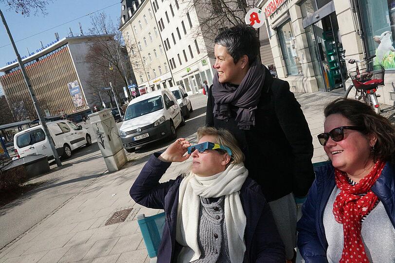 Diese drei Damen teilten sich eine Sonnenfinsternisschutz-Brille.