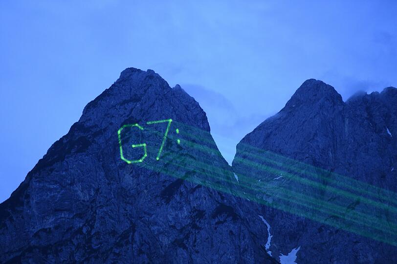 Aktivisten der Umweltschutzorganisation Greenpeace projizieren bei Garmisch-Partenkirchen auf den Waxenstein im Zugspitzmassiv "G7"