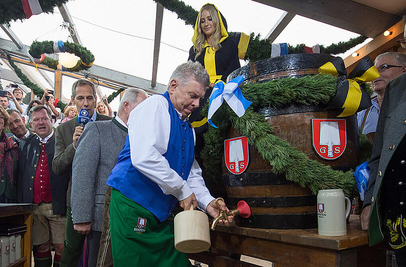 "Ozapft is!" - Oberbürgermeister Dieter Reiter eröffnete mit zwei satten Schlägen das 182. Oktoberfest.