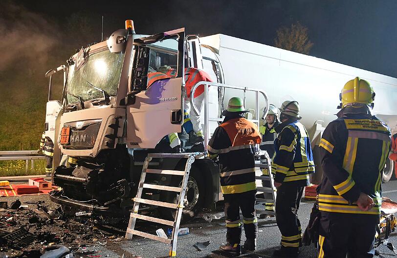 Bei dem Unfall wurden mehrere Fahrzeuge komplett zertört.