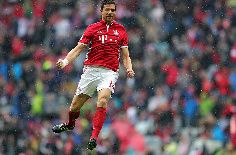 Xabi Alonso: Note 3. Rutschte in eine defensivere Position rein, da auch Hummels wegen Erkältung ausfiel. Ließ sich oft ganz hinten in die Abwehr reinfallen. Unter Druck und wenn er gepresst wird, mit Schwierigkeiten. Seine Härte und Präzision bei Weitschüssen dagegen ist beeindruckend. Versenkte zum 2:1 aus 20 Metern.