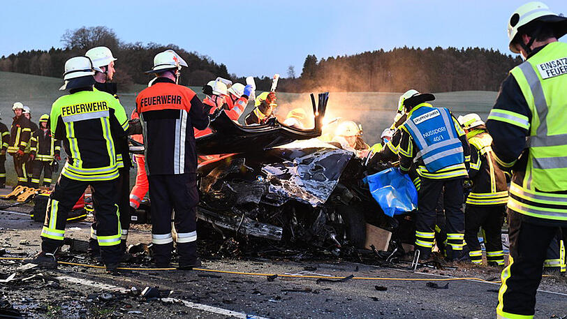 Schwerer Unfall bei Traunstein - zwei Personen schwer verletzt.