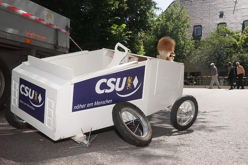 Rad ab beim CSU Wagen.