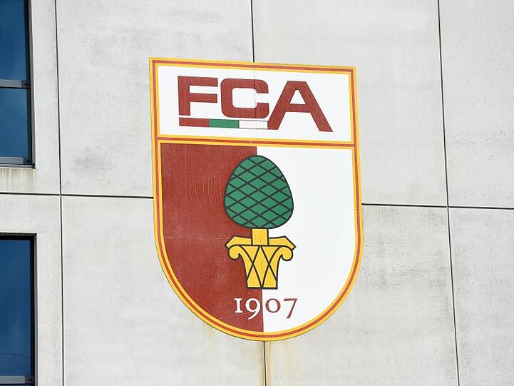 Das Vereinswappen des FC Augsburg an der Stadionfassade. Foto: Tobias Hase/Archiv
