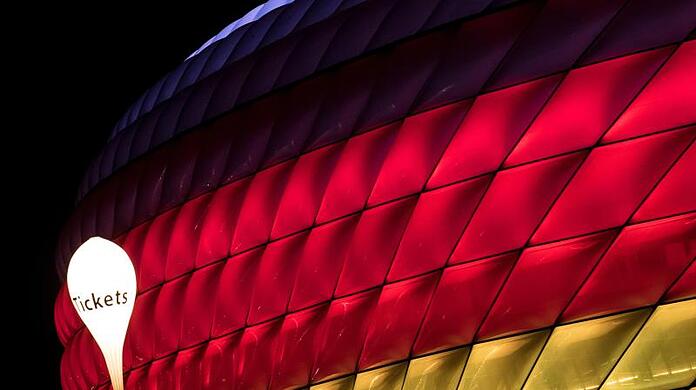Die Allianz Arena leuchtet in den Farben Schwarz, Rot und Gold.