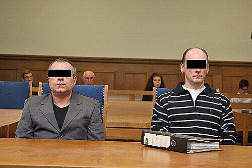 Durch ein hinterlassenes Haar überführt: Kurierfahrer Maik C. (45,links), der damals eine schulterlange Mähne trug, und sein Komplize, der Maler Jüregn E. (46).