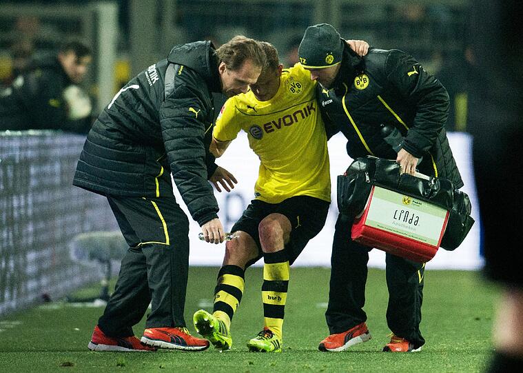 Beim Spiel gegen Leverkusen: Dortmunds Sven Bender muss behandelt werden.