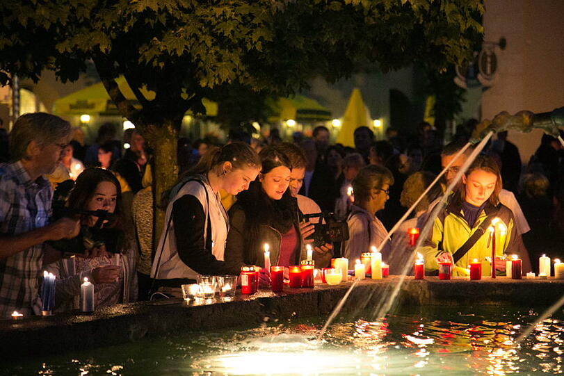 Stille Trauer und ein Zeichen gegen Gewalt: Die Bad Reichenhaller demonstrieren und zünden Kerzen an nach dem Mord in der WM-Nacht.