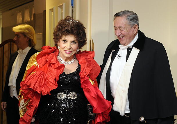 Gina Lollobrigida kommt 2013 mit Richard Lugner zum Opernball in Wien. Gina Lollobrigida kommt 2013 mit Richard Lugner zum Opernball in Wien.