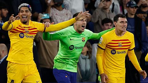 Die Spieler des FC Barcelona feiern nach dem Gewinn der Meisterschaft.