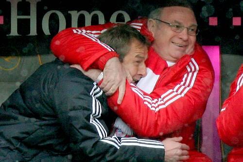 Im Uli-Hoeneß-Schwitzkasten: Bayern-Trainer Jürgen Klinsmann wird nach dem 2:1 durch Klose beim 5:1 gegen Hannover vom Manager geherzt - er hat es überstanden.