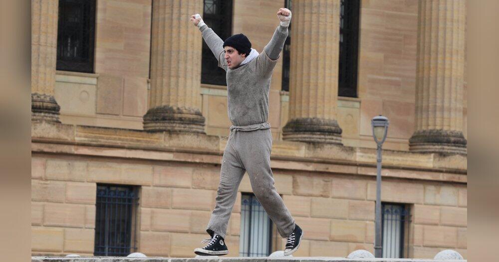 Nachfolger-von-Stallone-Anthony-Ippolito-zeigt-Rocky-Kultpose