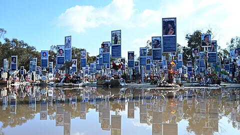 Mit Gedenktafeln wird an die Opfer erinnert.