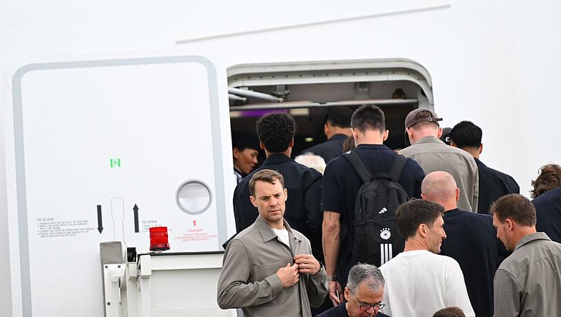 Kurz vor dem Start: Torwart Manuel Neuer (l) und Co. starten die WM-Mission.