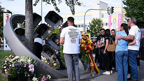Am Mahnmal "F&uuml;r Euch" sind die Bilder der Get&ouml;teten zu sehen.