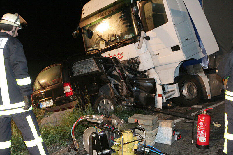 Schrecklicher Unfall bei Rott am Inn: Ein Pkw-Fahrer prallte aus noch ungeklärter Ursache frontal gegen einen Lkw. Der Pkw-Fahrer wurde bei dem Aufprall sofort getötet und  im Fahrzeug eingeklemmt. Fünf Stunden versuchten Hilfskräfte der Feuerwehr, das Opfer zu bergen. Die Bilder.