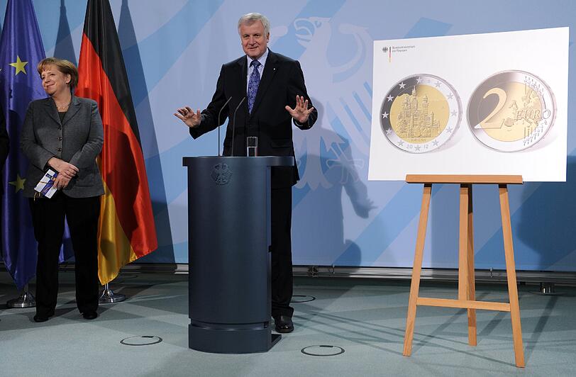 Die Bundesregierung bringt Schloss Neuschwanstein dreißig Millionen Mal unters Volk &ndash; als Motiv auf der
Rückseite der neuen Zwei-Euro-Gedenkmünze.