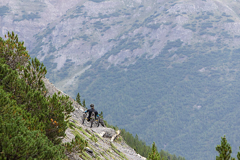 Immer Richtung Süden auf schmalen, steinigen Pfaden: Traumhafte Panoramen sind der Lohn der Alpenüberquerer. Eine Alpenüberquerung eines Rollstuhlfahrers hat es so zuvor noch nicht gegeben, denn die Strecke ist für Mountainbikes ausgelegt.