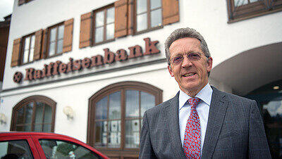 Der Bankchef der Raiffeisenbank in Gmund am Tegernsee (Bayern), Josef Paul vor seiner Filiale. Die Raiffeisenbank Gmund am Tegernsee verlangt von reichen Sparern künftig Strafzinsen. Der Bankchef der Raiffeisenbank in Gmund am Tegernsee (Bayern), Josef Paul vor seiner Filiale. Die Raiffeisenbank Gmund am Tegernsee verlangt von reichen Sparern künftig Strafzinsen.