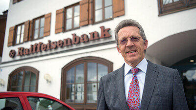 Der Bankchef der Raiffeisenbank in Gmund am Tegernsee (Bayern), Josef Paul vor seiner Filiale. Die Raiffeisenbank Gmund am Tegernsee verlangt von reichen Sparern künftig Strafzinsen.