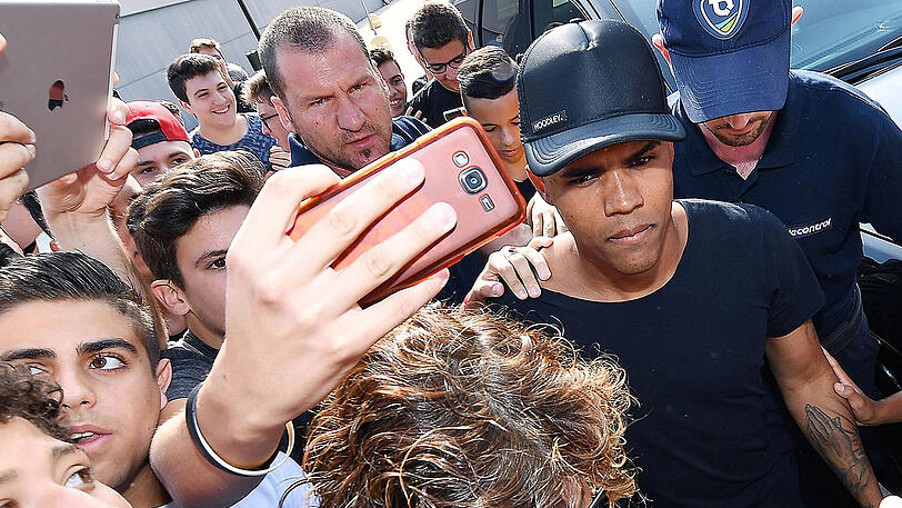 Douglas Costa wurde in Turin begeistert empfangen.