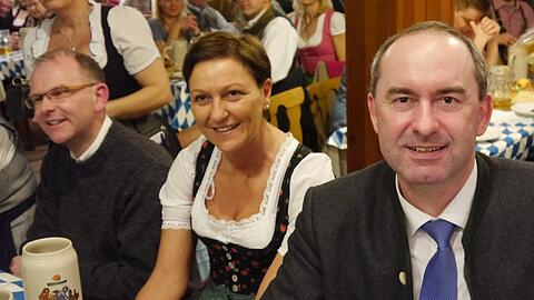 Die "Srabs"-Offensive der Freien Wähler wird beleuchtet: FW-Chef Hubert Aiwanger ringt das nur ein kleines Lächeln ab. Mehr Spaß daran haben
offenbar Bürgermeister-Gattin Elke Strauß und Pfarrer Josef Vilsmeier.