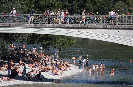 Das Isarinselfest ist nur eine der zahlreichen Veranstaltungen am Isarufer, für die Straßenabschnitte gesperrt werden müssen. (Archivbild)