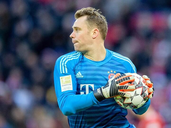 Torwart Manuel Neuer vom FC Bayern München hält den Ball. Foto: Matthias Balk/Archiv