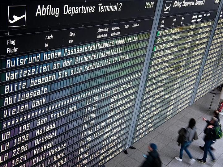 Eine Anzeigetafel am Flughafen München. Foto: Sina Schuldt/Archivbild