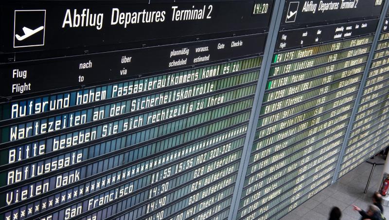 Eine Anzeigetafel am Flughafen München. Foto: Sina Schuldt/Archivbild Eine Anzeigetafel am Flughafen München. Foto: Sina Schuldt/Archivbild