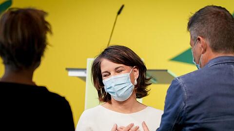 Annalena Baerbock nimmt den Applaus der Delegierten entgegen.