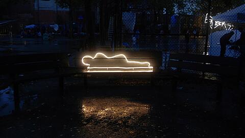 Man realisiert sofort, worauf die Künstlerin Fanny Allié mit ihrer Neonskulptur "The Glowing Homeless" anspielt. Zu sehen war das Objekt in Brooklyn in New York City.